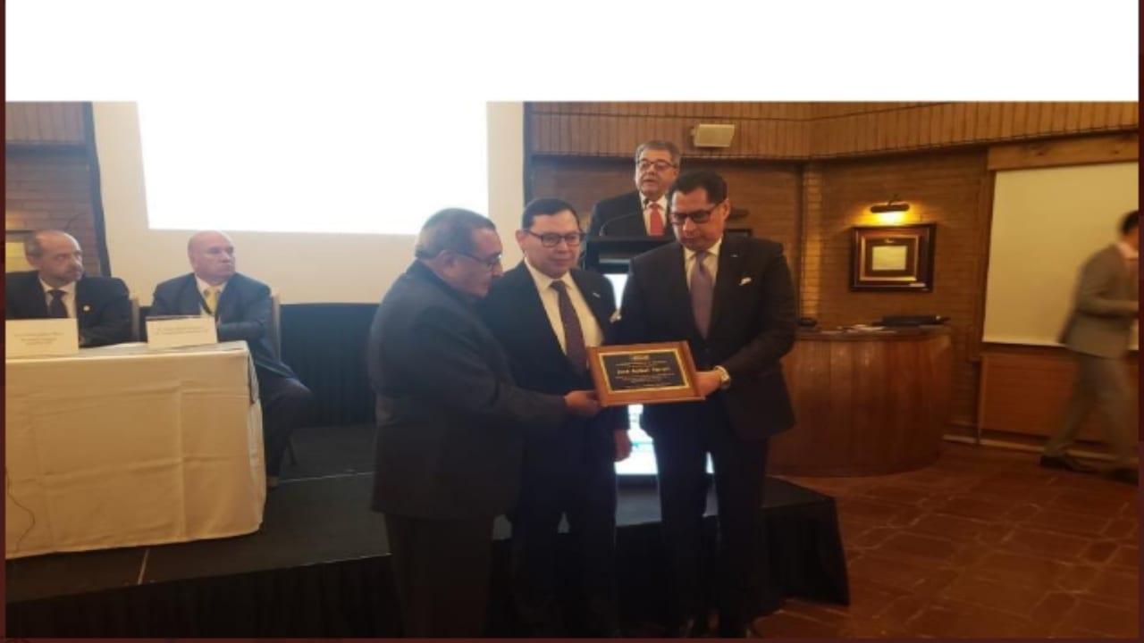Imagen Principal de Nota: Organización Internacional de radiodifusores entregó placa en honor a José Rafael Ferrari