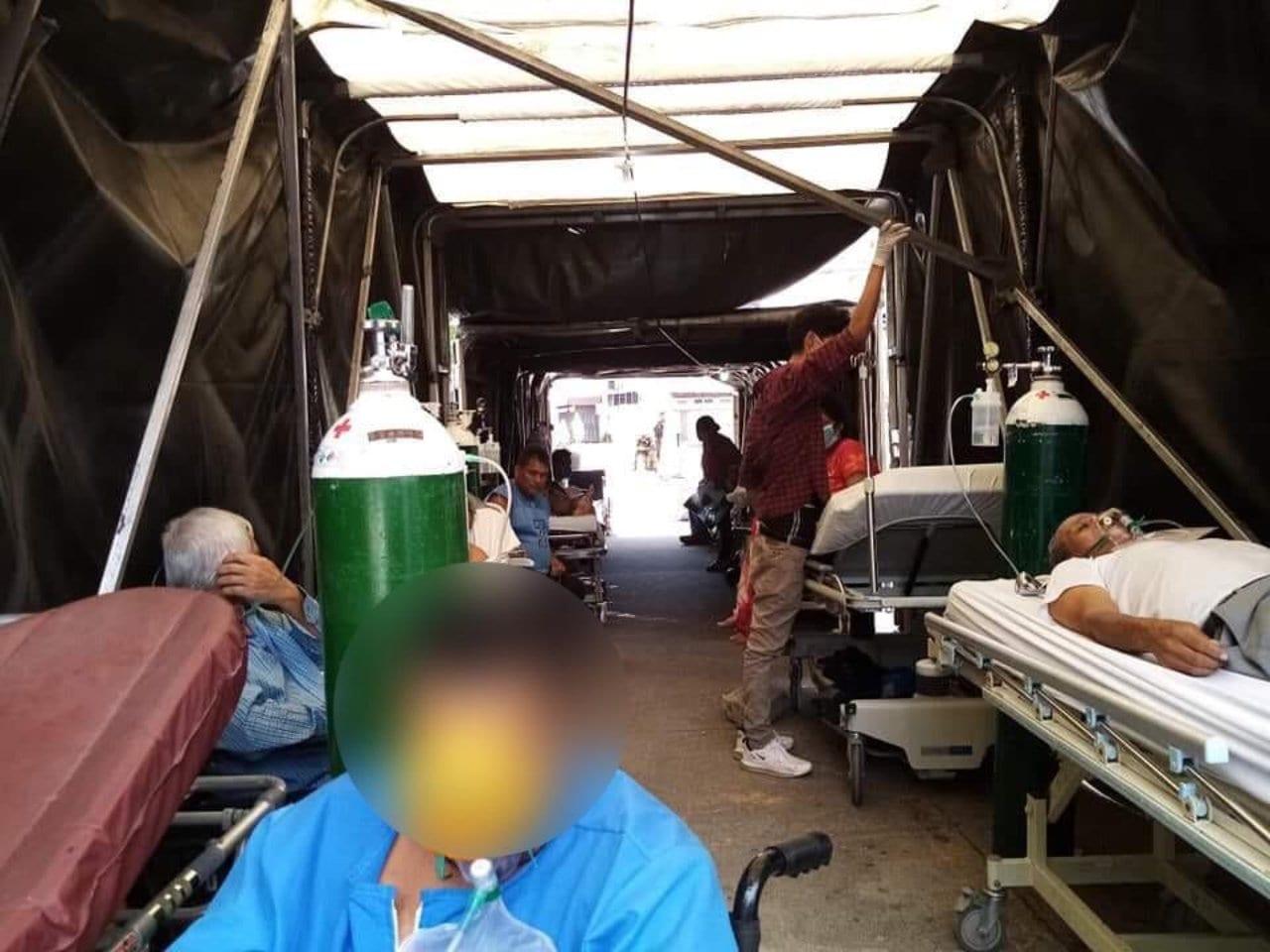 Imagen Principal de Nota: Por un toldo sustituyen carpa de triaje en el Hospital Escuela para atender a pacientes covid-19