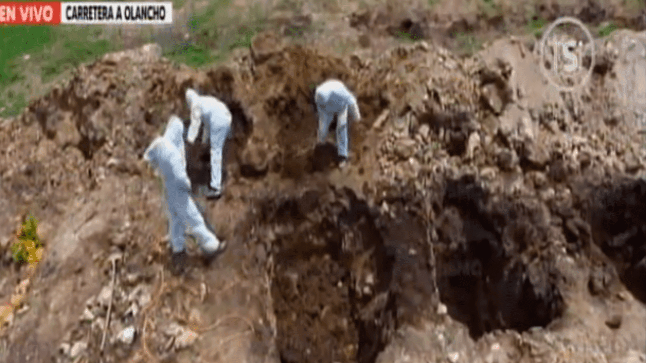 Imagen Principal de Nota: Parientes de fallecida de covid-19 la sepultan ellos mismos en cementerio