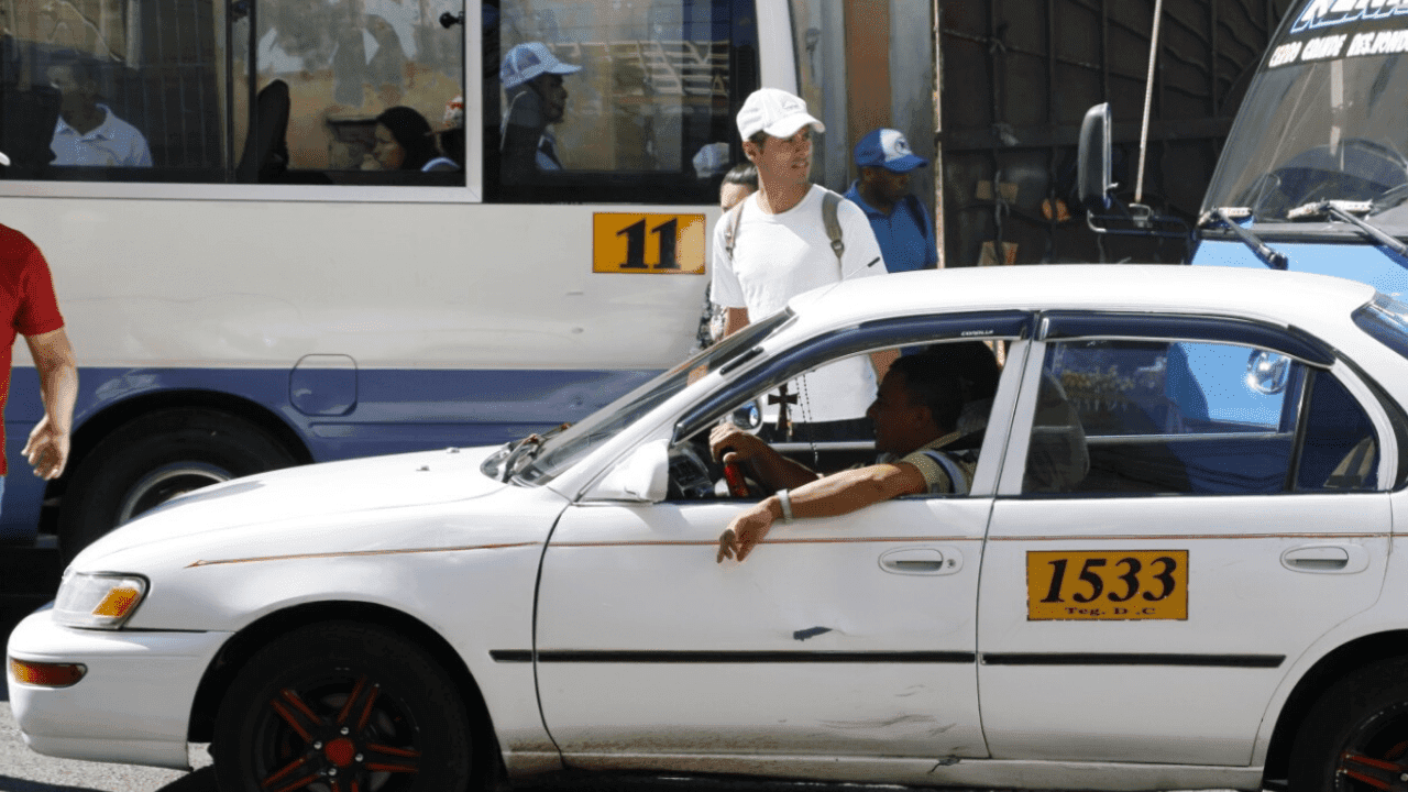 Imagen de ¿Cuántos pasajeros podrán abordar en los taxis al reabrirse el transporte público?