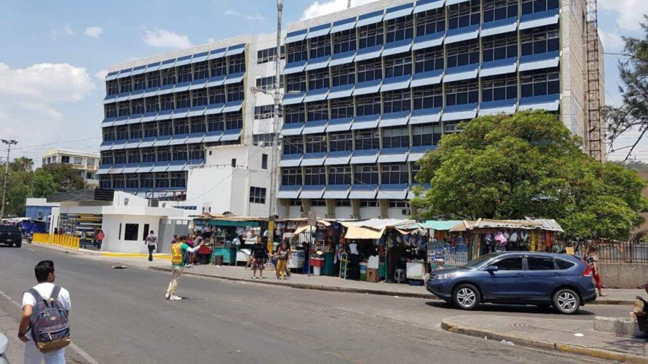 Imagen Principal de Nota: Hospital Escuela habilitará cuarto piso para atender pacientes covid-19, pero exige más personal