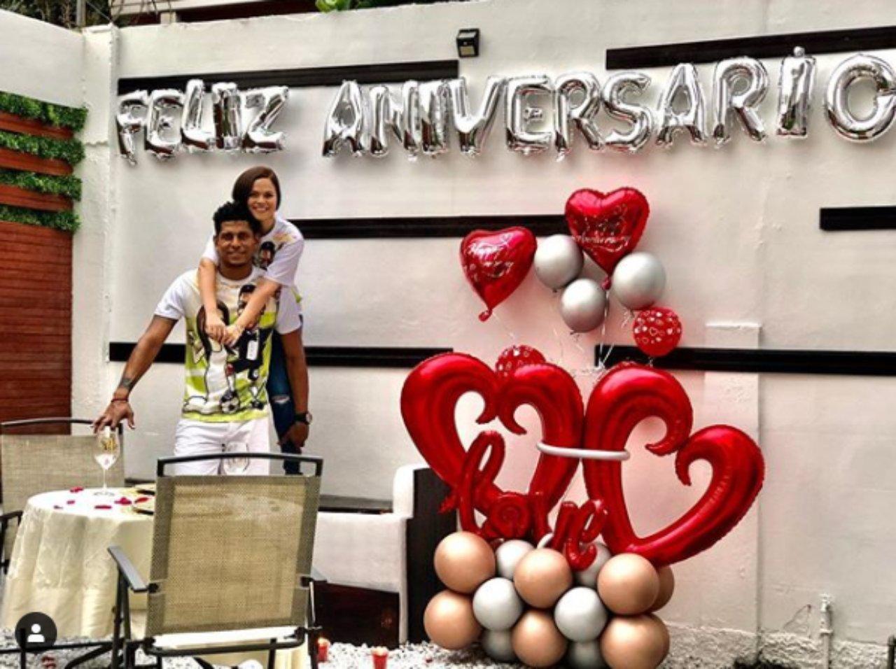 Imagen Principal de Nota: El futbolista hondureño Carlo Costly celebró su primer aniversario de matrimonio de una manera muy original