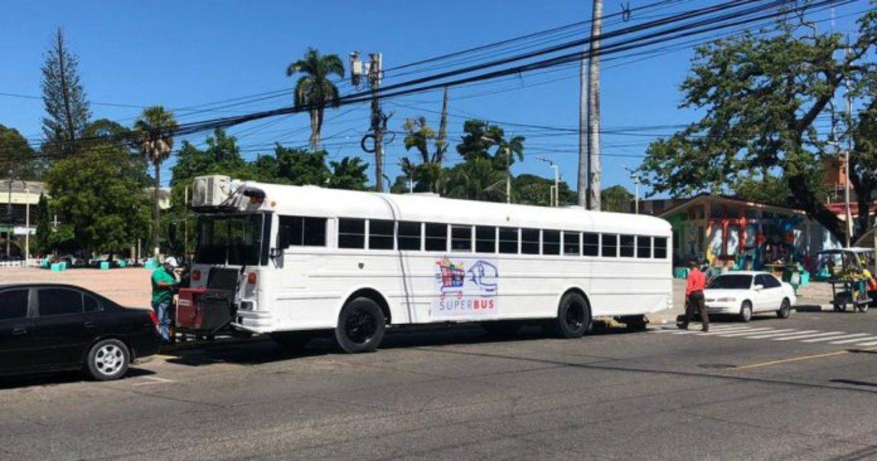 Imagen Principal de Nota: Los Roland's convierten bus en un supermercado móvil ante crisis por covid-19 en Honduras