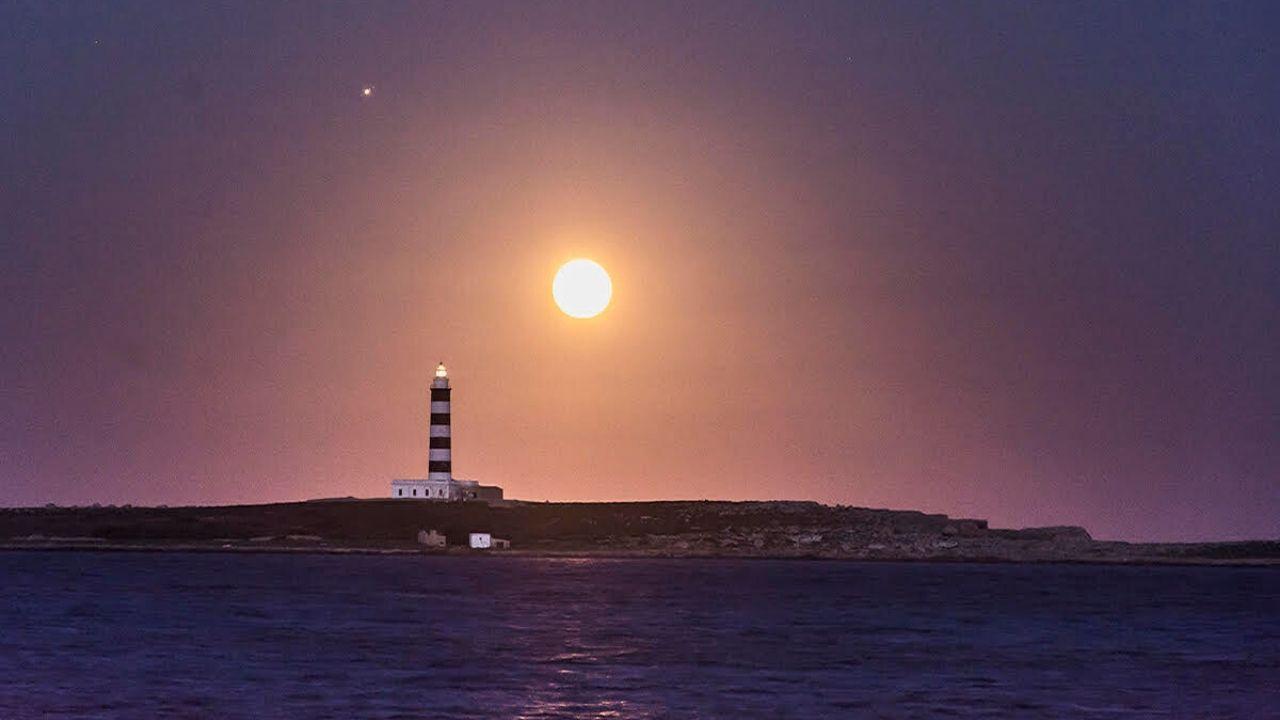 Imagen de El extraño triángulo perfecto en el cielo que se formó entre la Luna, Júpiter y Saturno