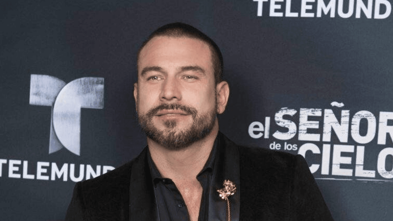 Imagen Principal de Nota: Esta es la verdad detrás de la foto de Rafael Amaya durante un bautizo