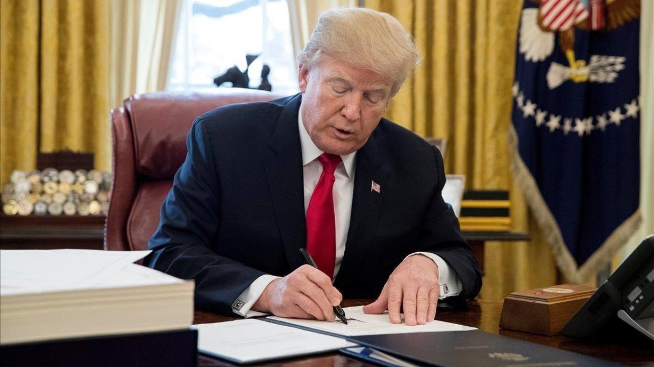 Imagen de Donald Trump firma memorándum que excluye a indocumentados del censo de Estados Unidos