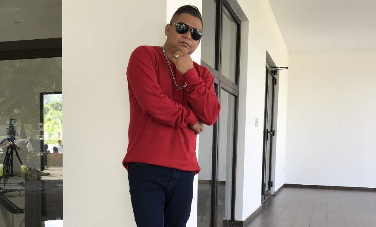 Imagen Principal de Nota: El Macaneo TV: King Frank El Travi resurge con su nueva canción "El Sugar Daddy"