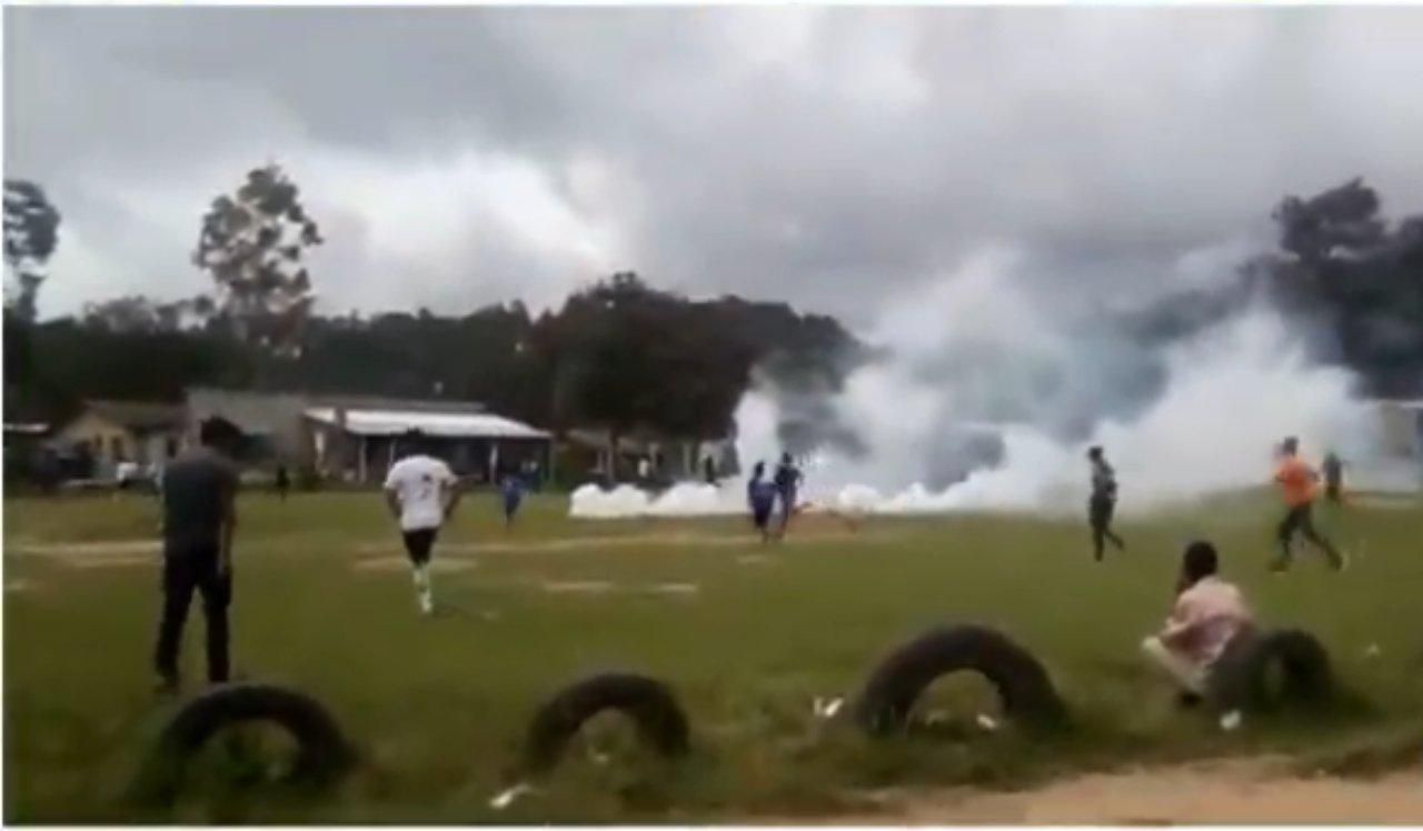 Imagen Principal de Nota: Policías dispersan con gas lacrimógeno a personas en cancha de fútbol por violar toque de queda