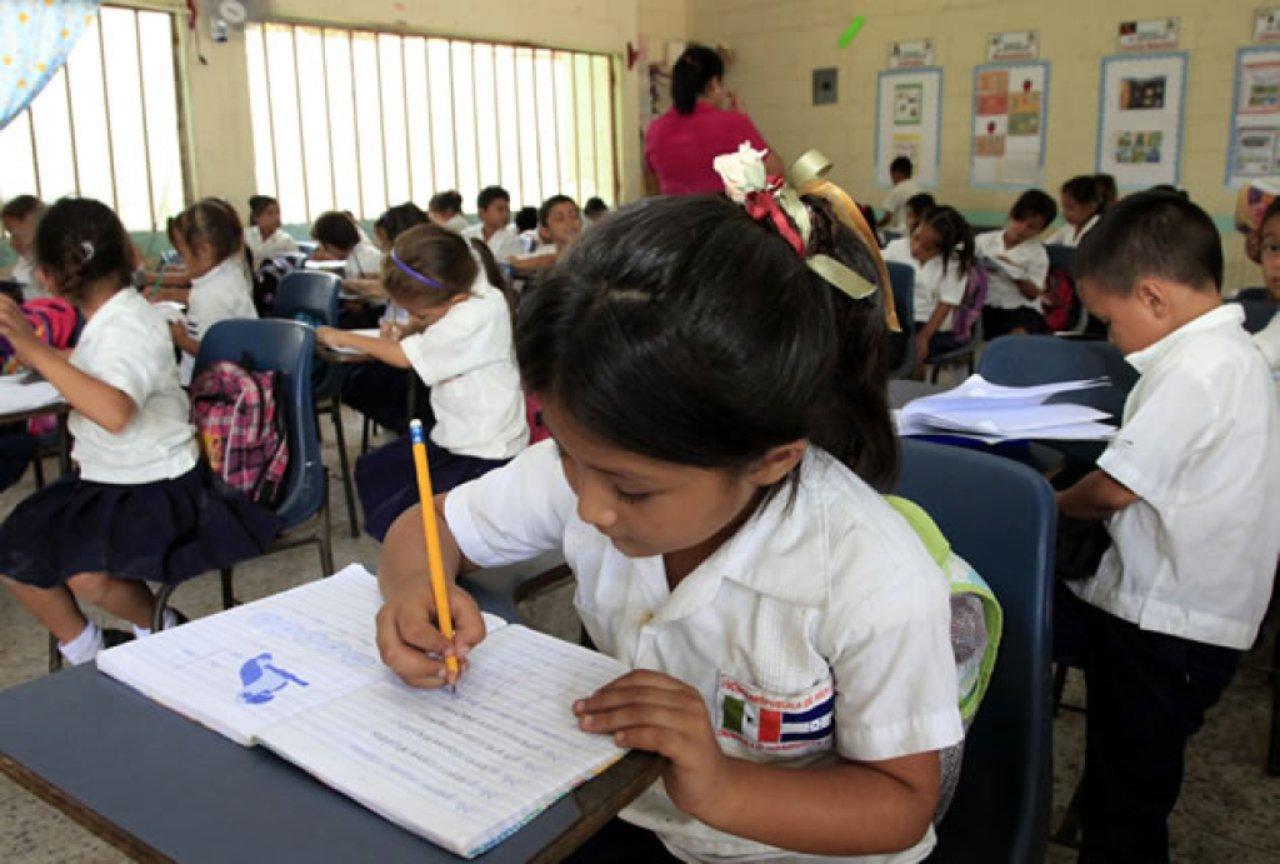 Imagen Principal de Nota: Cambiar el calendario escolar de septiembre a mayo propone Comisión de Educación del Congreso Nacional