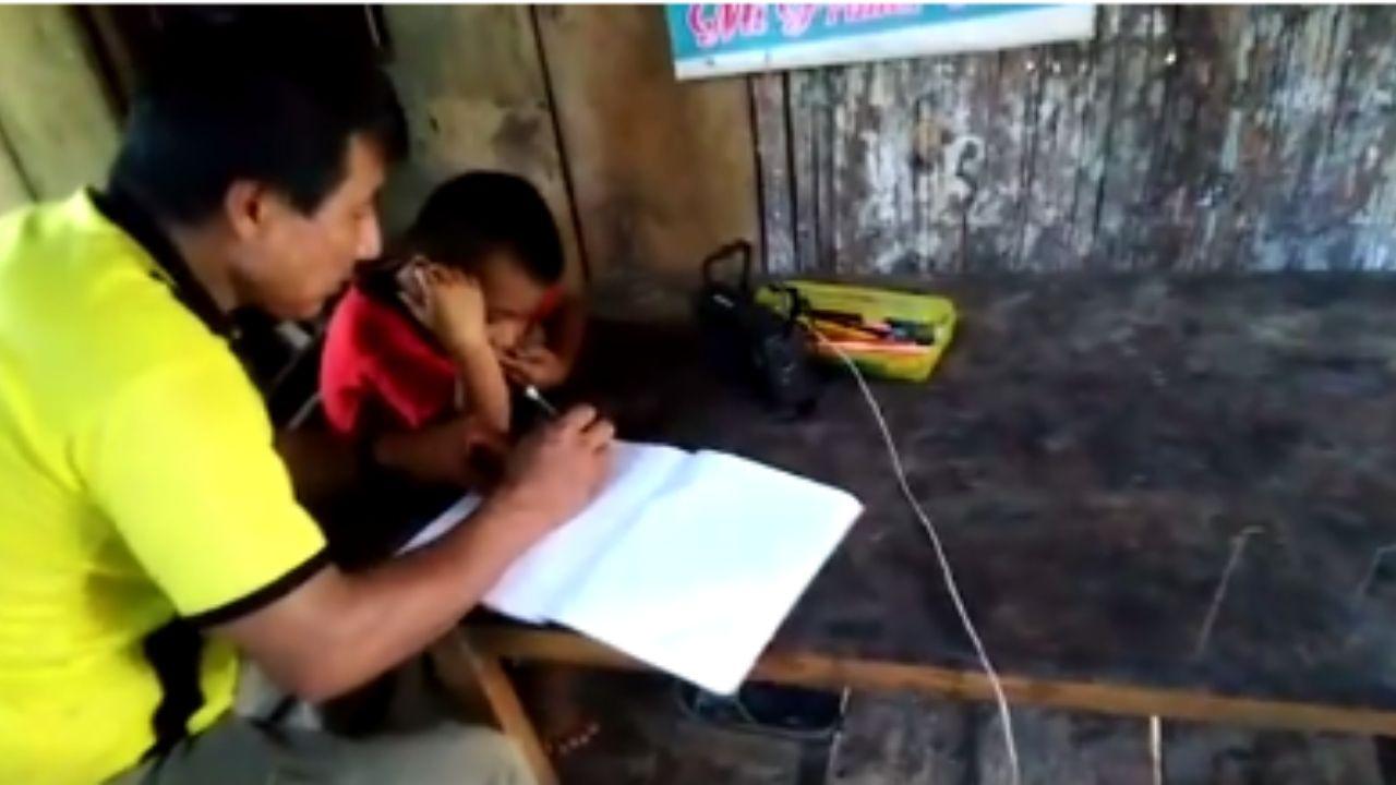 Imagen de Maestra de primaria regala radios para que sus estudiantes puedan recibir clases en Perú