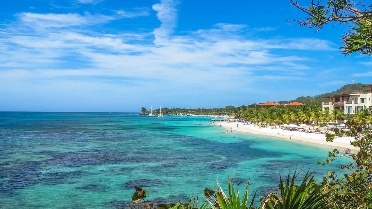 Imagen de Roatán, incluida en la lista de las mejores playas del Caribe por la revista Forbes
