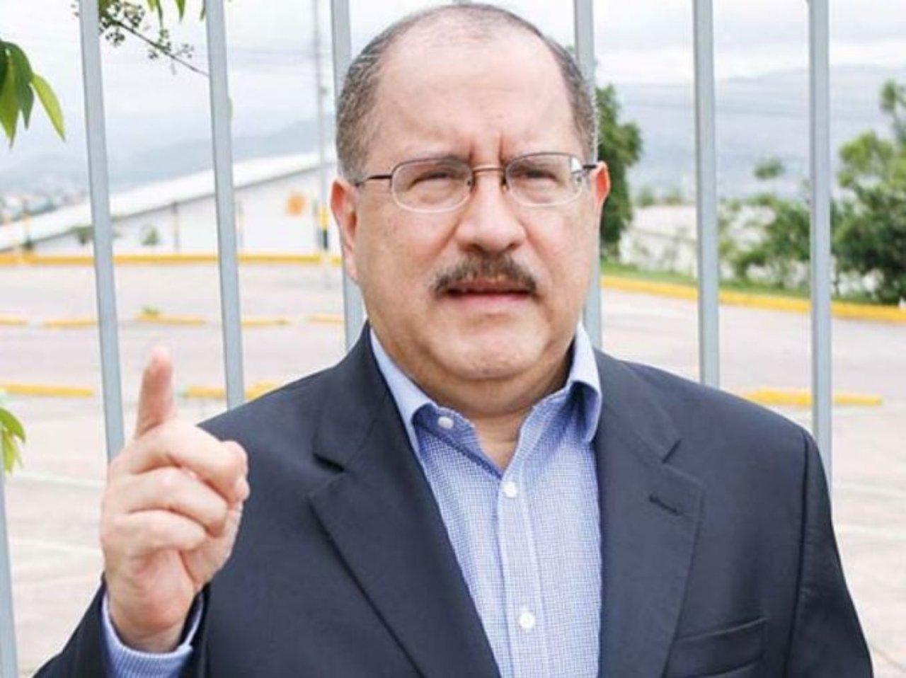 Imagen Principal de Nota: Funcionarios públicos de Honduras deben dejar de lado la arrogancia, afirma exministro de Finanzas, Hugo Noé Pino