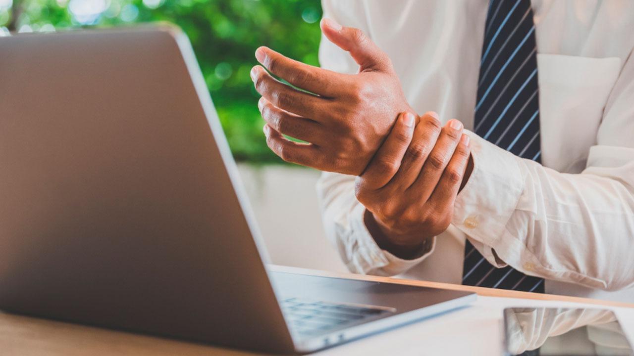 Imagen Principal de Nota: ¿Realizas mucho teletrabajo? Así puedes quitar el dolor en las muñecas a causa del uso de la computadora