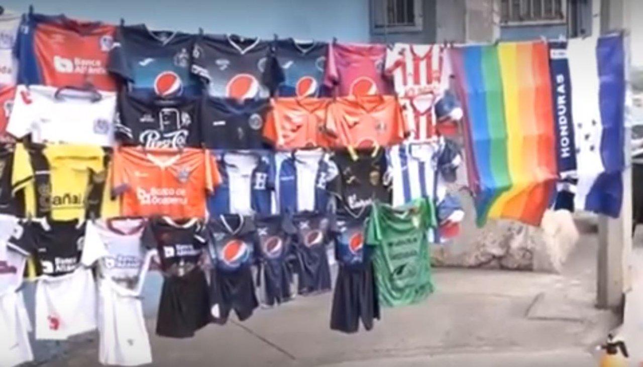 Imagen Principal de Nota: Bandera de la comunidad LGTBI se vende más que la de Honduras en la capital