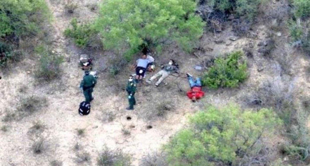 Imagen Principal de Nota: Rescatan a dos migrantes hondureños a punto de ahogarse en el río Bravo, la mujer ya había perdido el conocimiento