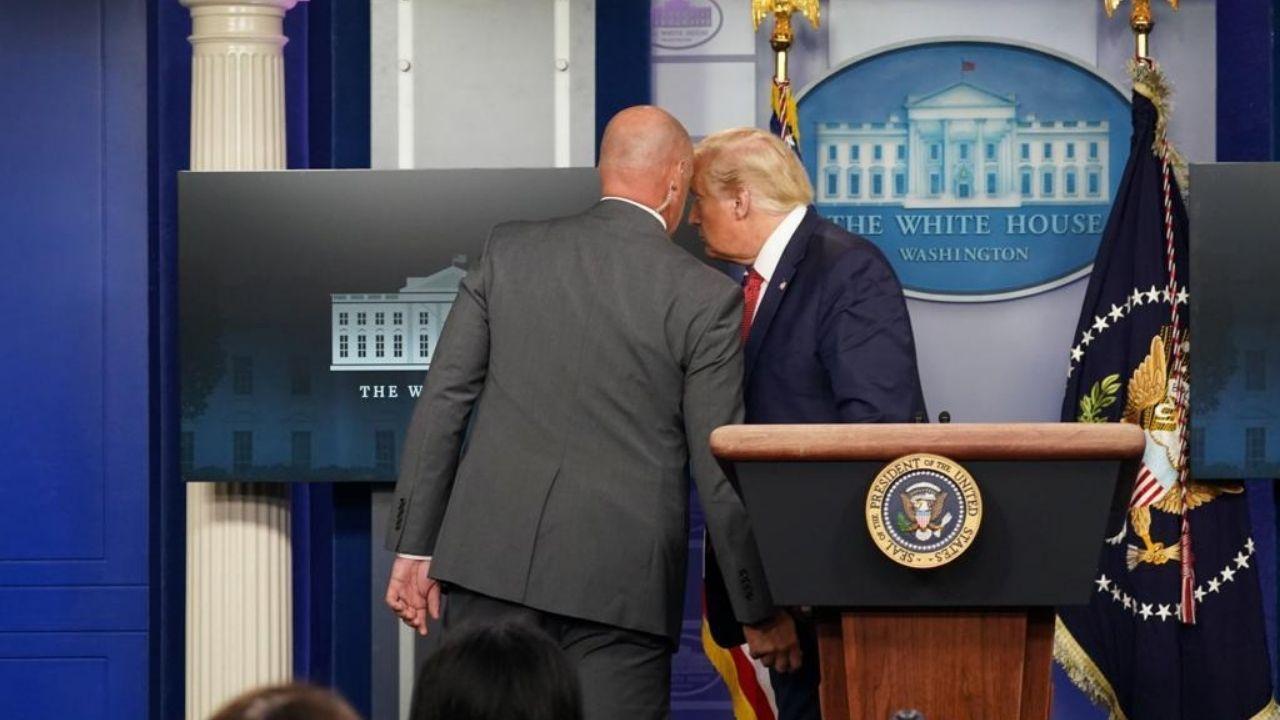 Imagen Principal de Nota: Donald Trump es sacado de conferencia por tiroteo afuera de la Casa Blanca