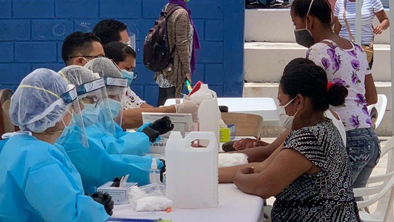 Imagen Principal de Nota: 9 mil lempiras de sueldo reciben empleados de Salud de primera línea en Honduras