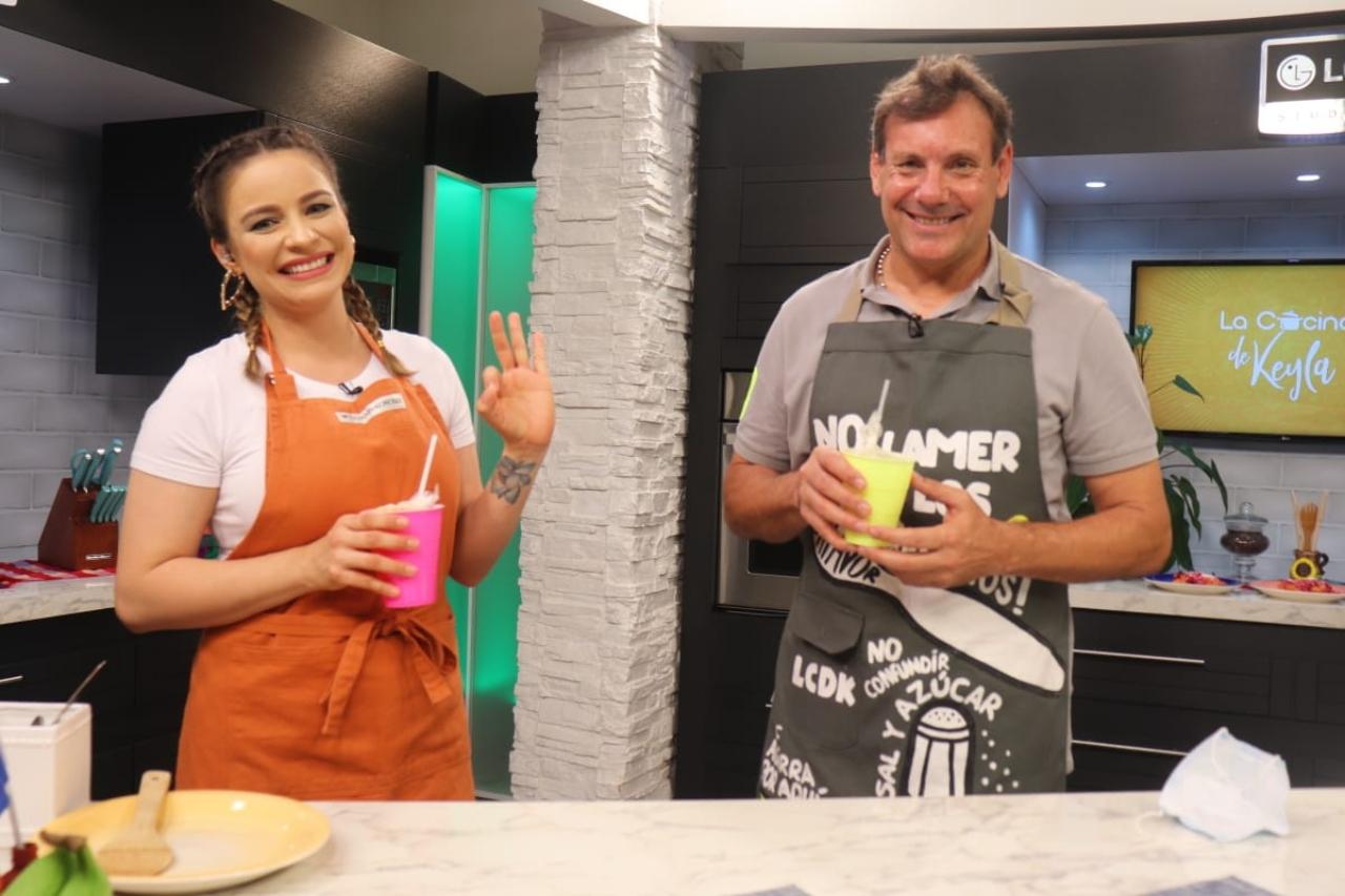 Imagen de Carlos Prono sorprende al preparar ricas burritas capitalinas en La Cocina de Keyla