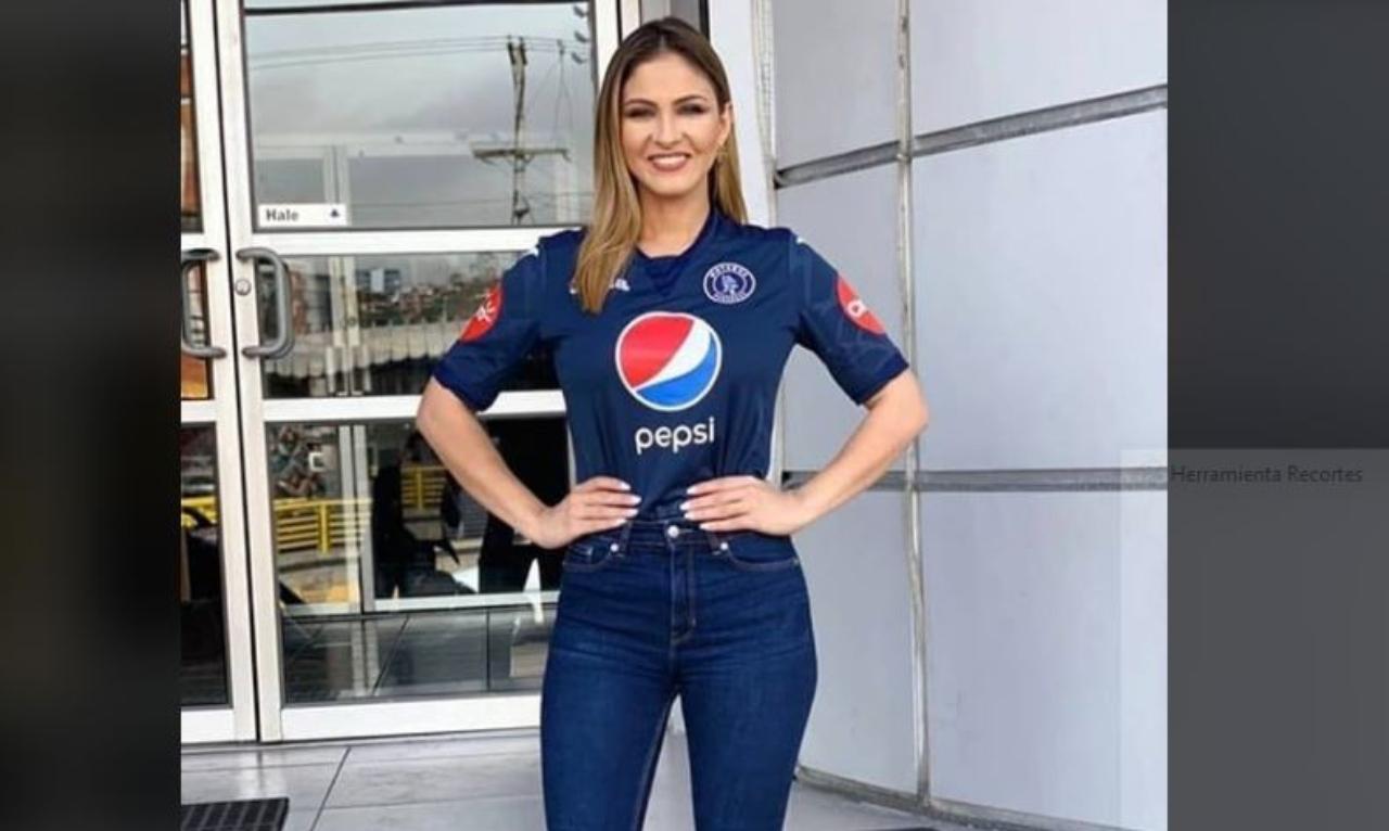 Imagen Principal de Nota: Kritza Pérez confiesa su amor por Motagua y revela que jugó potras descalza en su niñez