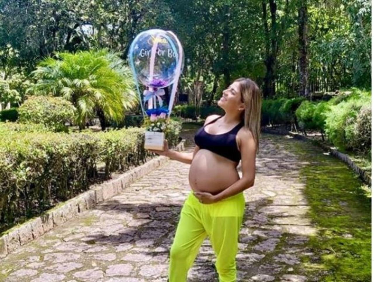 Imagen Principal de Nota: Saraí Espinal pide ayuda a sus seguidores para elegirle nombre a su bebé, ¿es niña o niño?