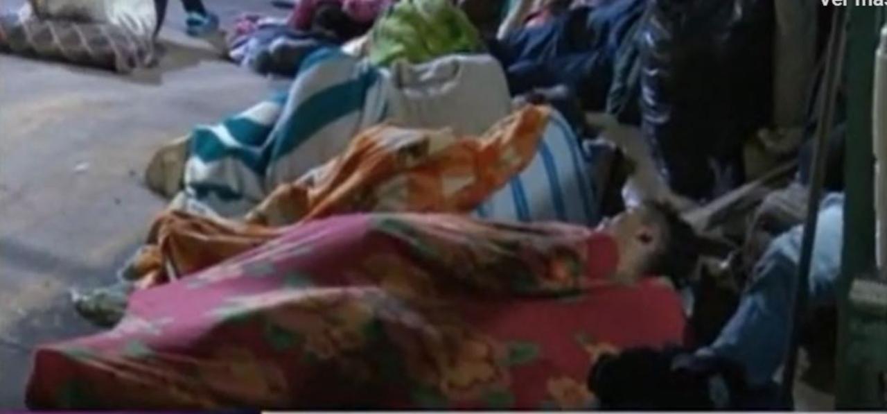 Imagen de Familiares de pacientes del Hospital Escuela duermen en las aceras del bulevar Suyapa, desafiando el covid