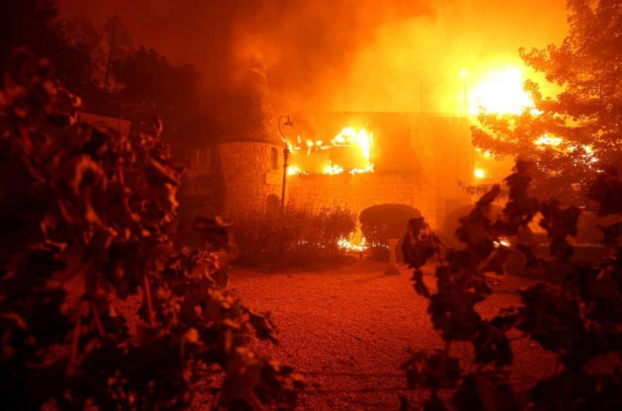 Imagen Principal de Nota: California declara estado de emergencia por los nuevos incendios que ya dejan al menos 3 muertos