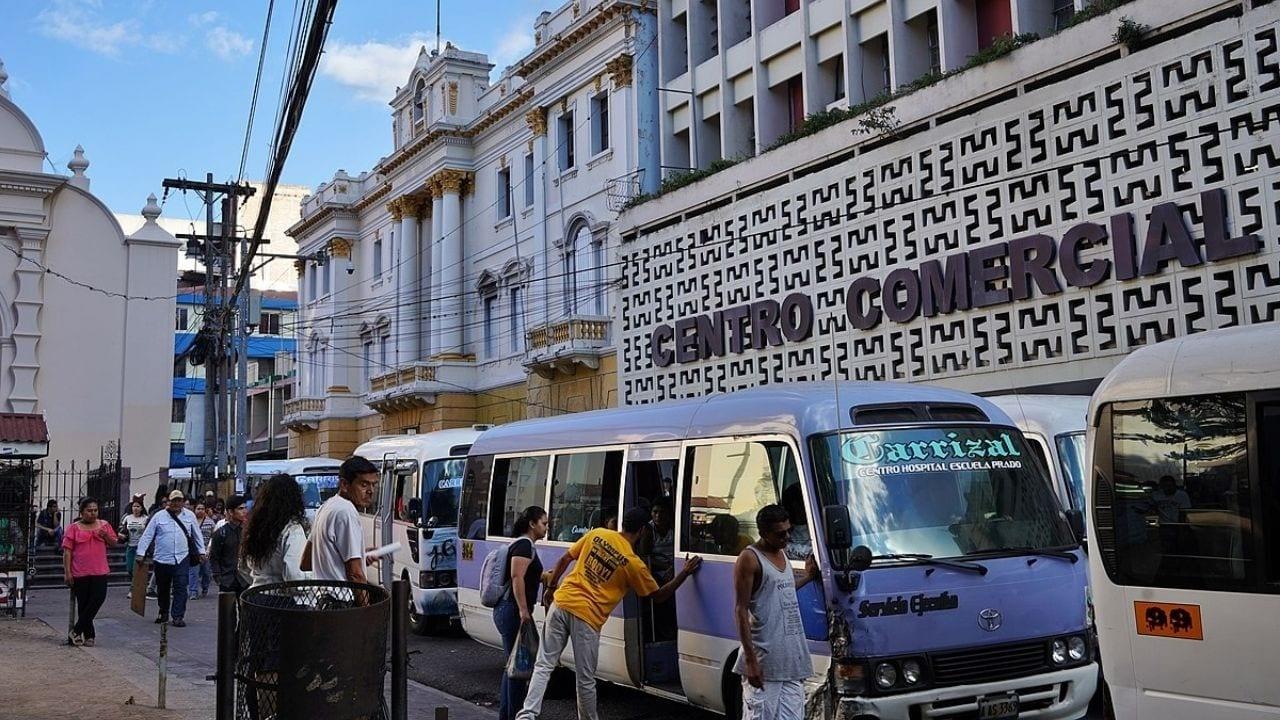 Imagen de Buses y taxis ya no podrán esperar pasajeros en el centro de Tegucigalpa, capitalinos tienen nueva estación de abordaje