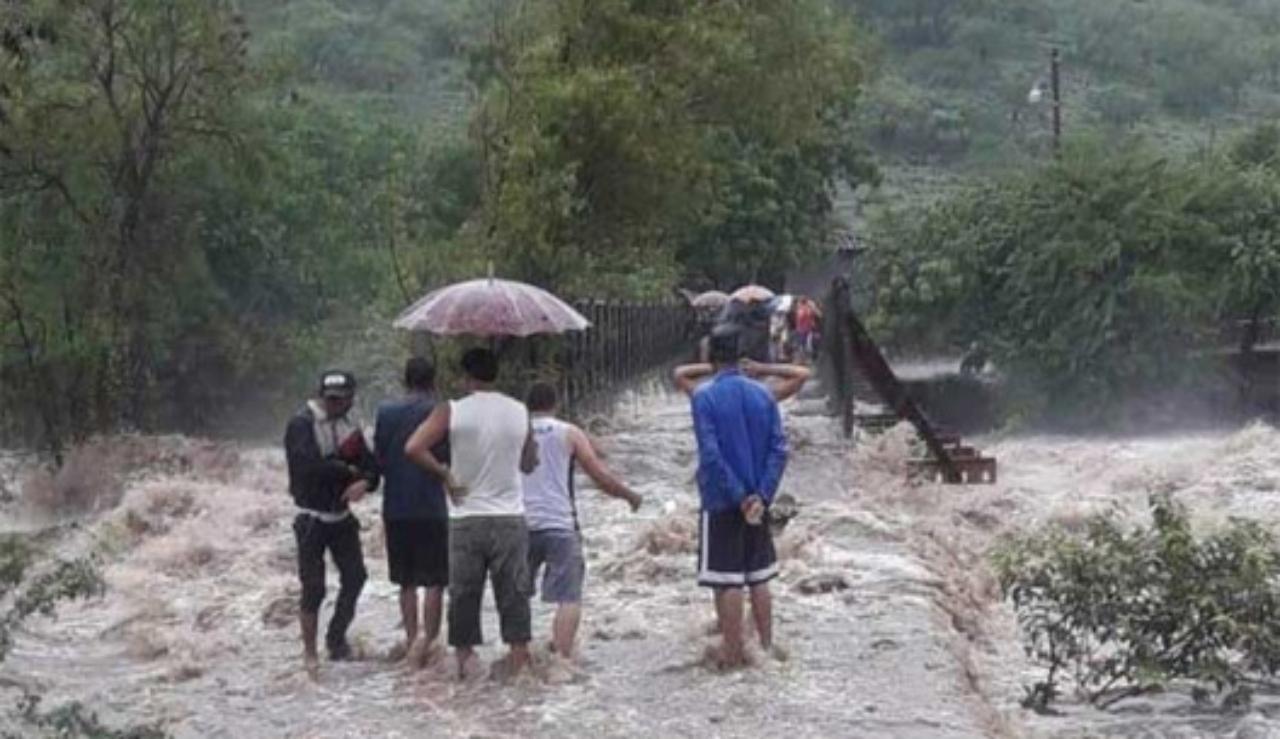 Imagen Principal de Nota: Intensas lluvias continuarán afectando varias zonas de Honduras; seis departamentos están en alerta verde