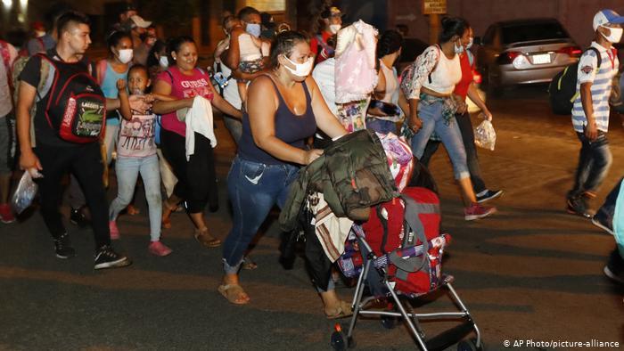Imagen de Al menos 3 mil hondureños en caravana migrante ya pisaron suelo en Guatemala en busca del 'sueño americano', pese al covid