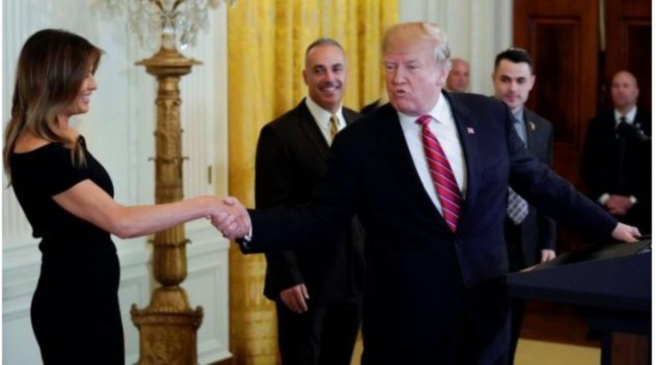 Imagen Principal de Nota: Donald Trump: '¡Voy a besar a los hombres y a las bellas mujeres!'