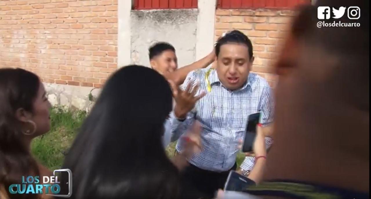 Imagen Principal de Nota: Los del Cuarto y la parodia a 'los huevazos' que le lanzaron a Marco Bográn, disfruta el divertido vídeo