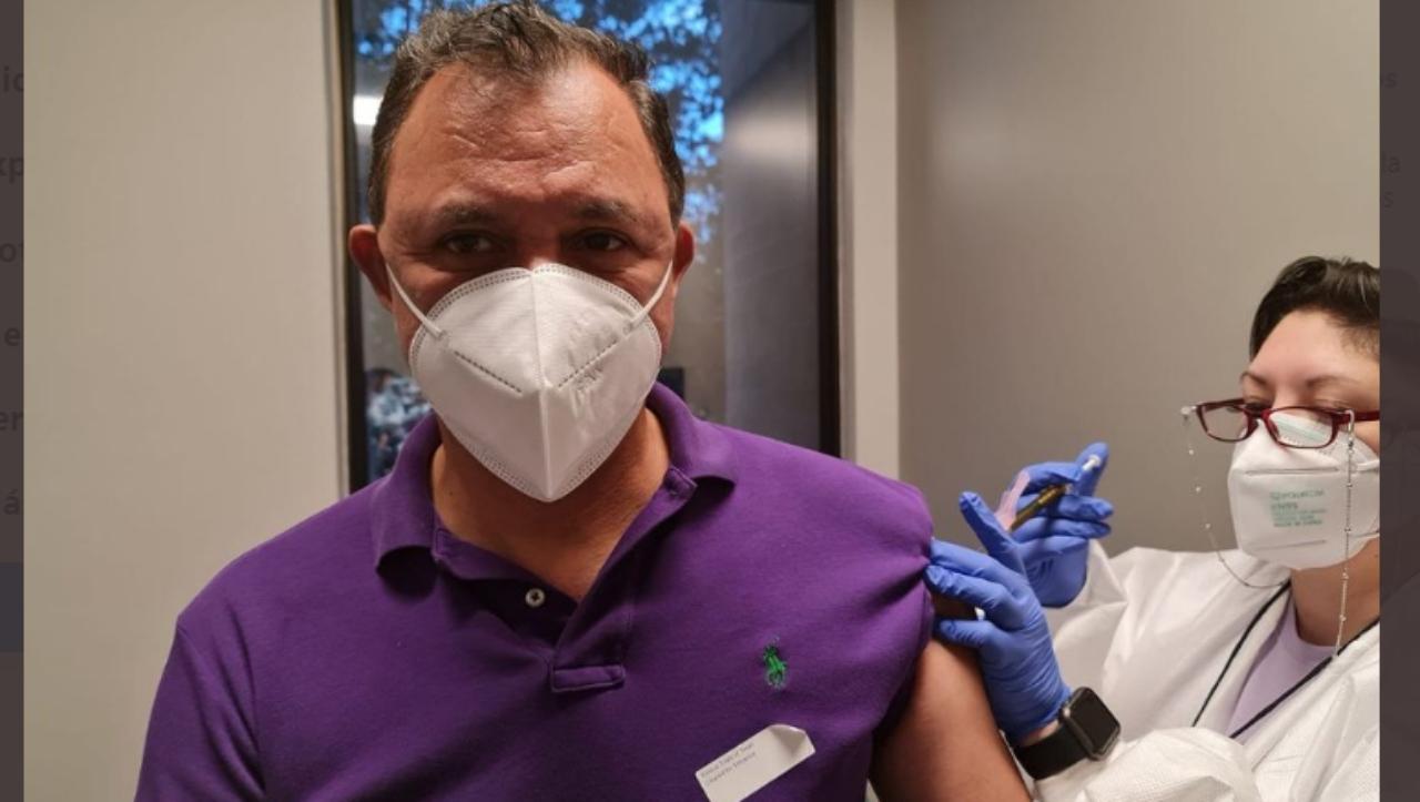 Imagen Principal de Nota: Hondureño Tony García se aplica segunda dosis de vacuna experimental contra el covid