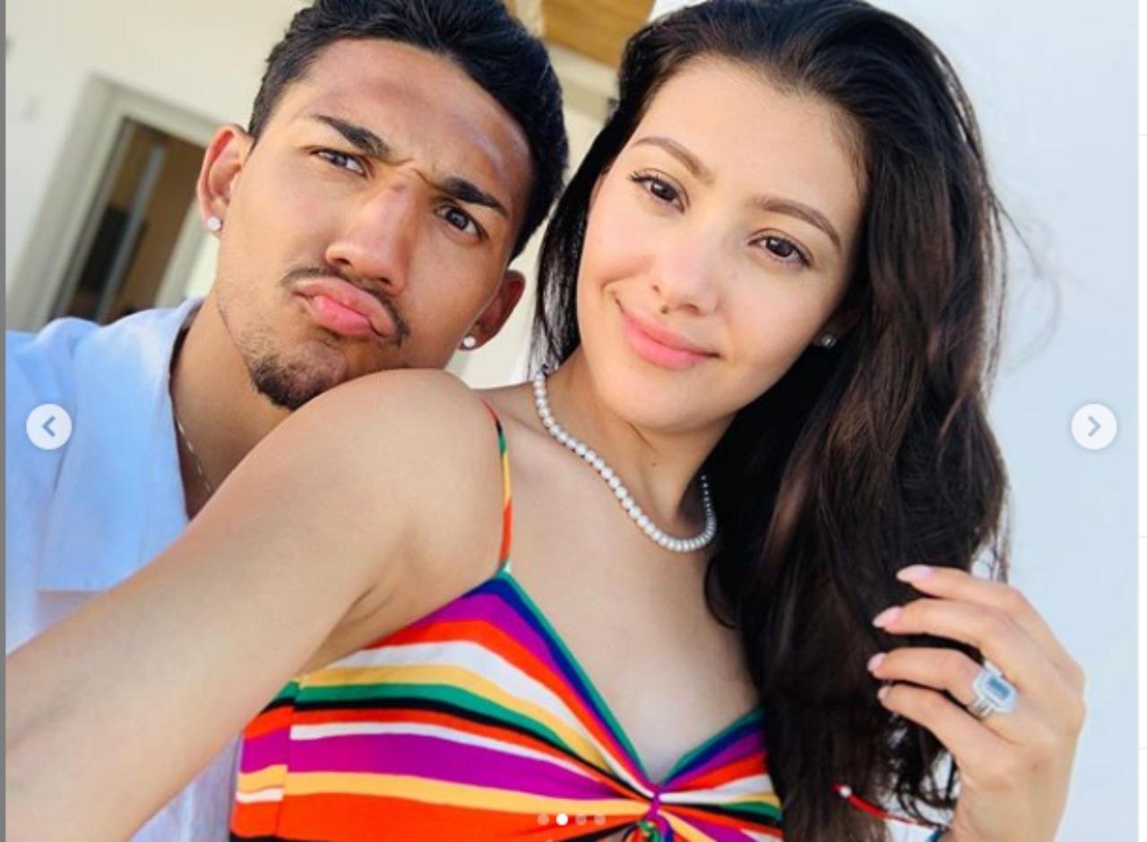 Imagen de Teófimo López celebra su triunfo junto a su esposa con un hermoso día en la playa