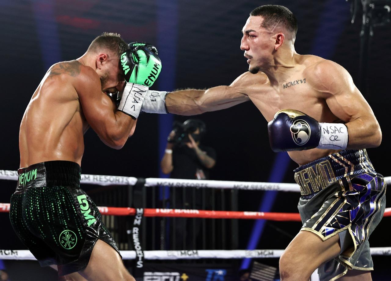 Imagen Principal de Nota: Hondureño Teófimo López vence a Lomachenko y es el nuevo campeón mundial unificado de peso ligero