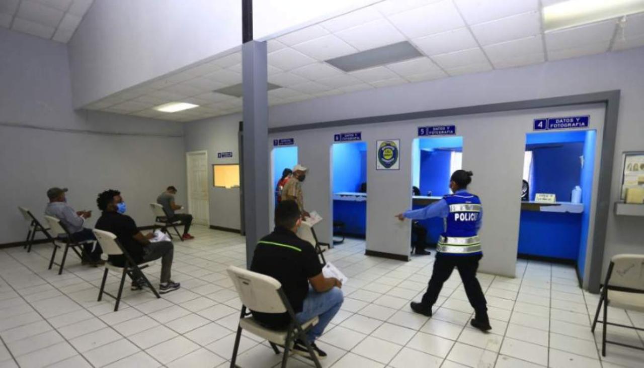 Imagen Principal de Nota: ¿Sin licencia de conducir? DNVT anuncia  los horarios de atención de trámites y servicios
