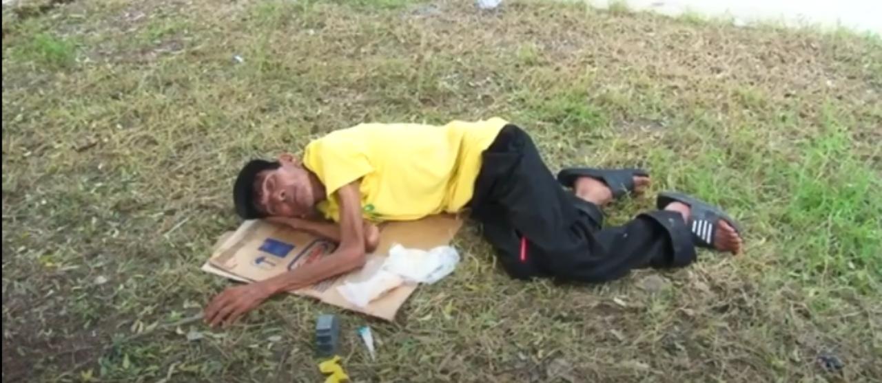 Imagen de Don Navitidad, el hondureño con una enfermedad terminal que duerme en la calle porque Eta dejó su casa bajo el agua en La Lima