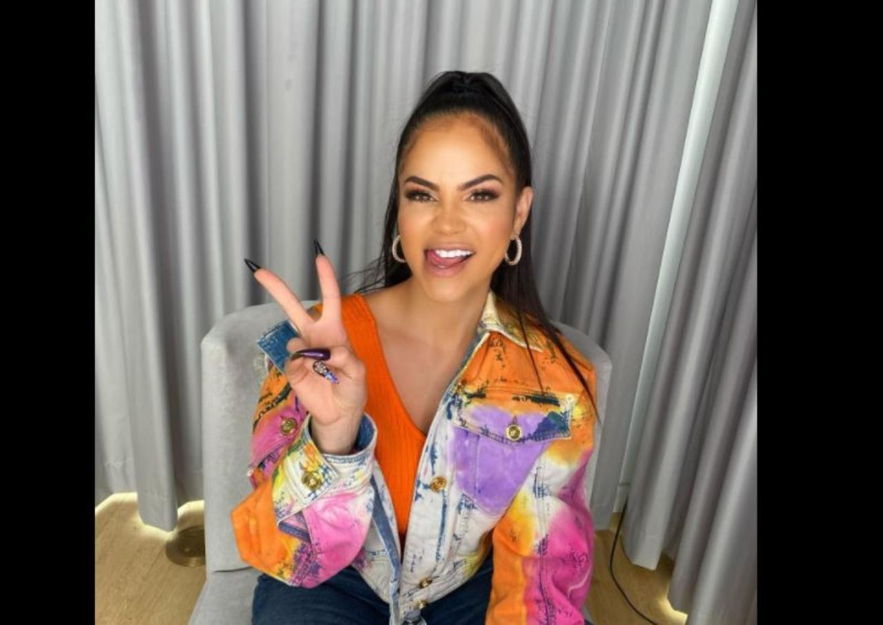 Imagen Principal de Nota: Natti Natasha eleva la temperatura con foto frente al espejo y sin ropa interior