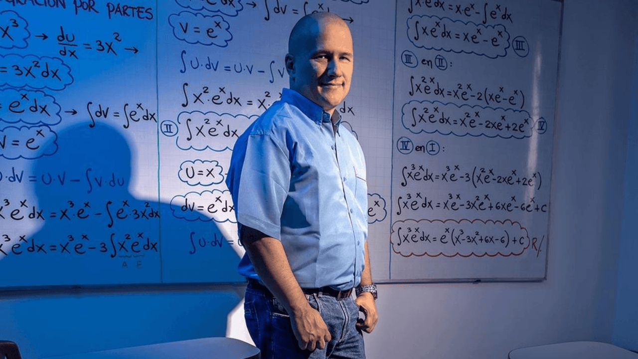 Imagen Principal de Nota: Maestro gana Récord Guinness por realizar la clase de matemáticas más vista en línea