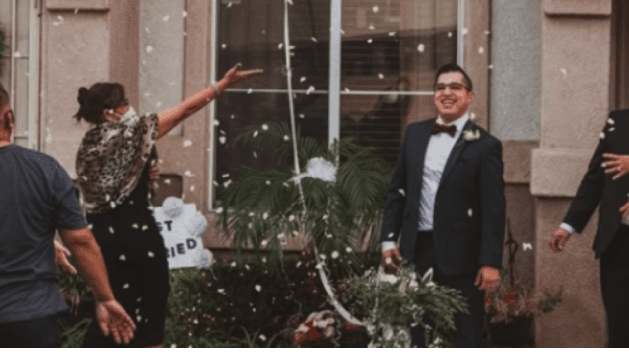 Imagen Principal de Nota: Tras tres intentos, pareja se casa a lo 'Romeo y Julieta' en cuarentena