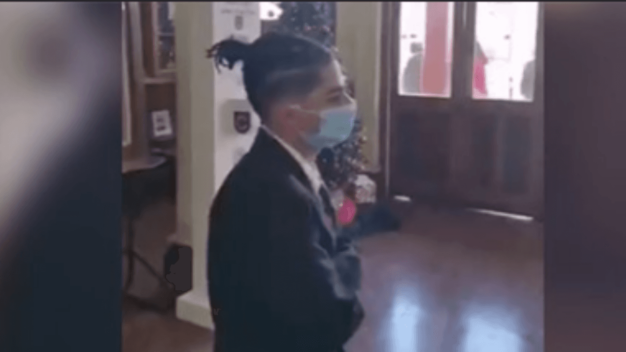 Imagen de Profesor prohíbe que alumno se gradúe junto a sus compañeros por su peinado
