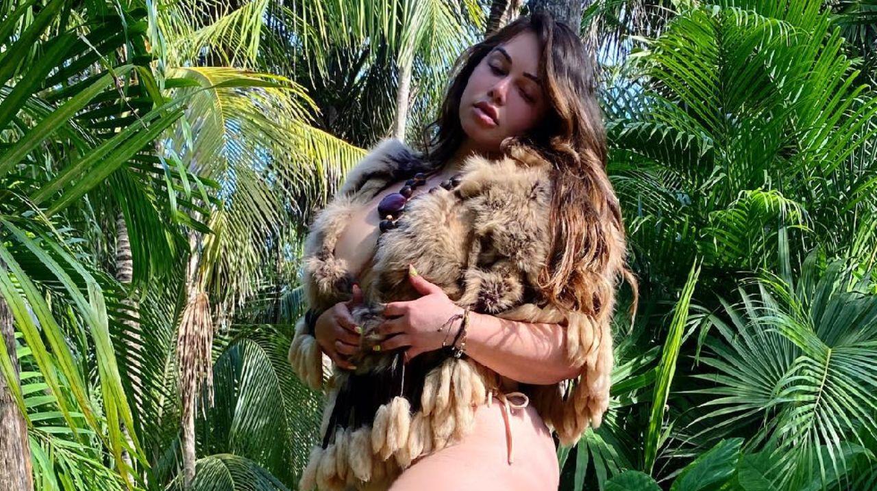 Imagen de Chiquis Rivera ignora las críticas tras aparecer en bikini y comparte sexy sesión de fotos, dejando poco a la imaginación