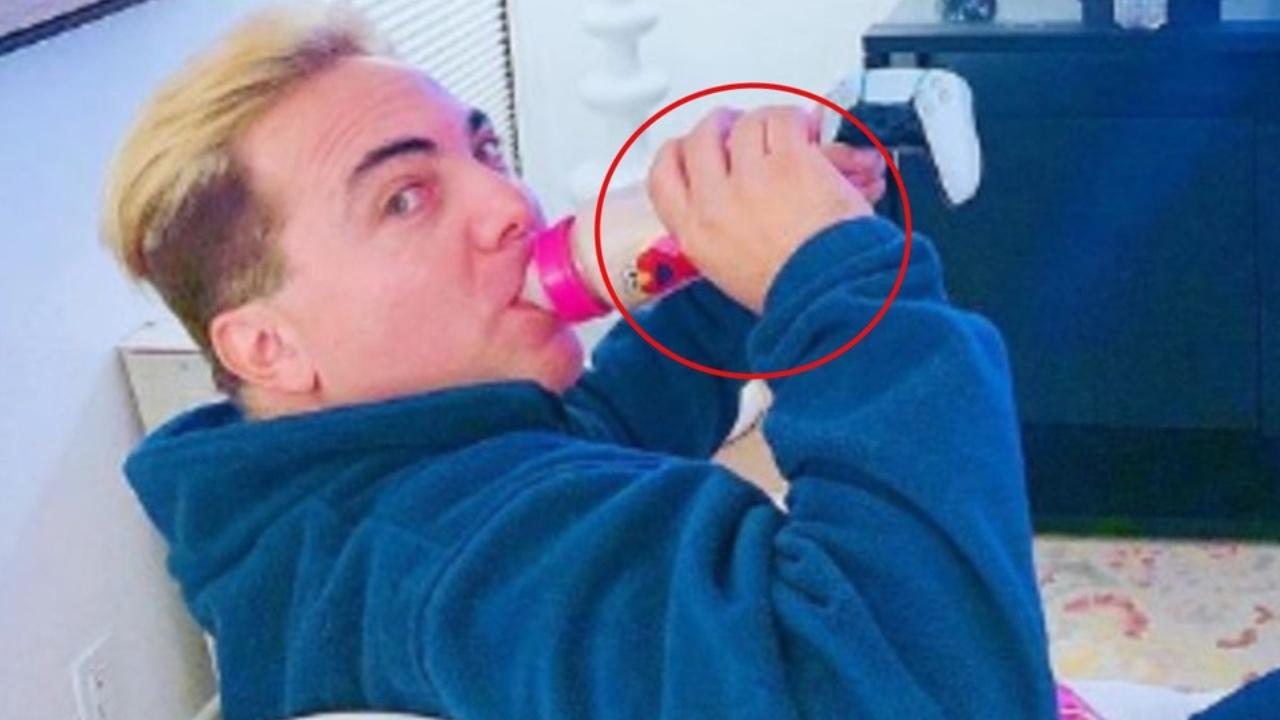 Imagen Principal de Nota: Cristian Castro causa polémica por tomar biberón a su edad