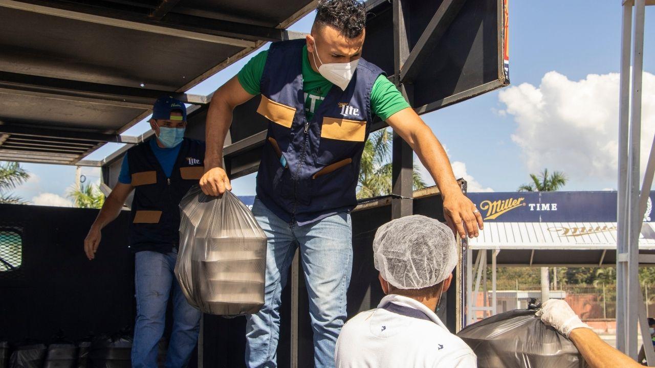Imagen Principal de Nota: 2,000 platos de comida son entregados a diario por los afectados de las tormentas ETA e IOTA