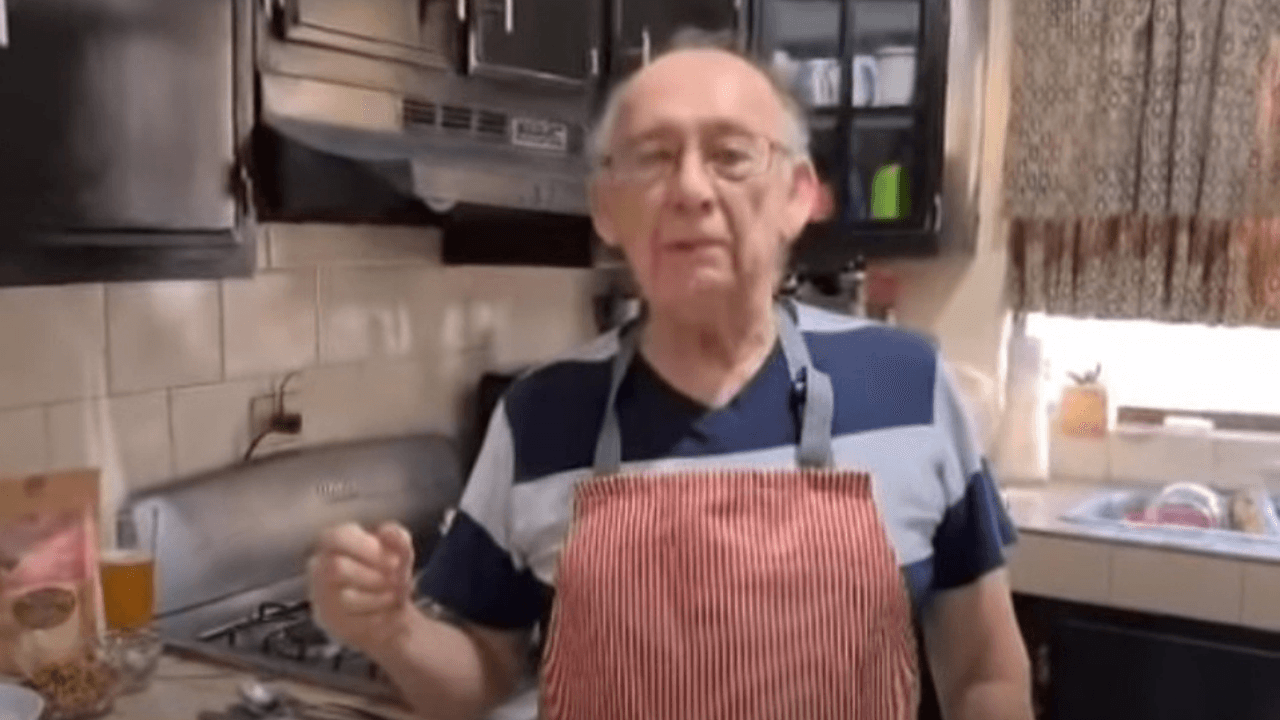 Imagen Principal de Nota: Abuelito se vuelve youtuber de cocina al perder su trabajo por la pandemia