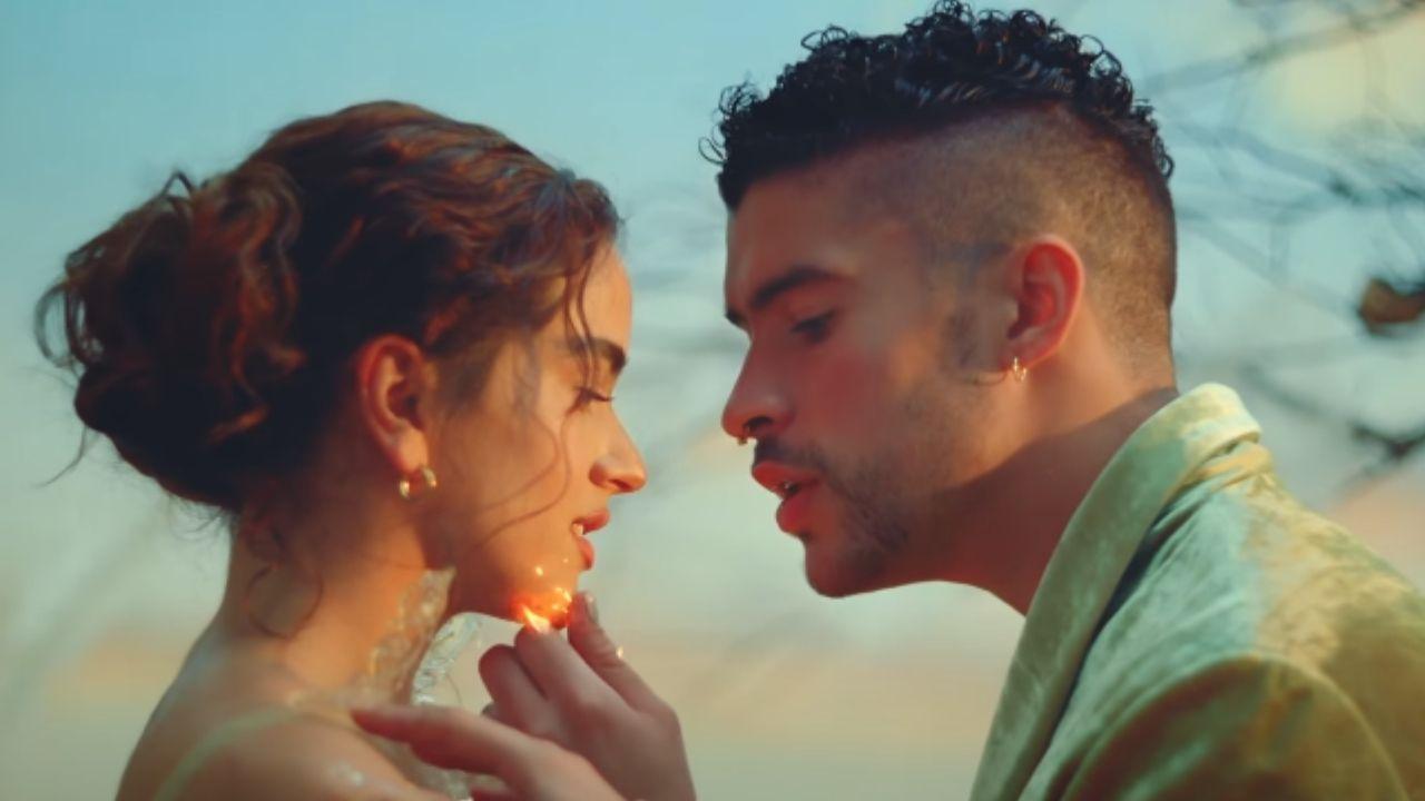 Imagen de Bad Bunny besa a Rosalía en su nuevo video musical, ¿Qué dirá su novia?