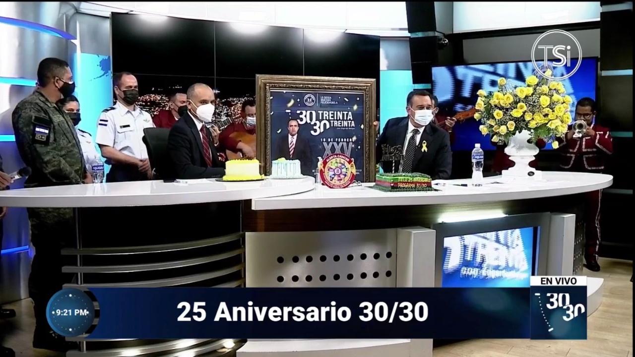 Imagen Principal de Nota: Con mariachis sorprenden a Edgardo Melgar por el aniversario 25 de 30/30