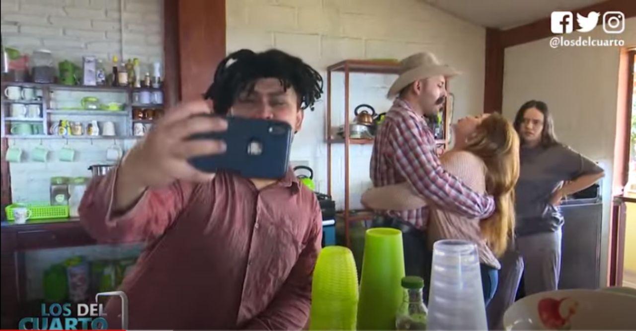 Imagen de Los del Cuarto: Moncho expone infidelidad de su tío por tomarse una selfie para Facebook