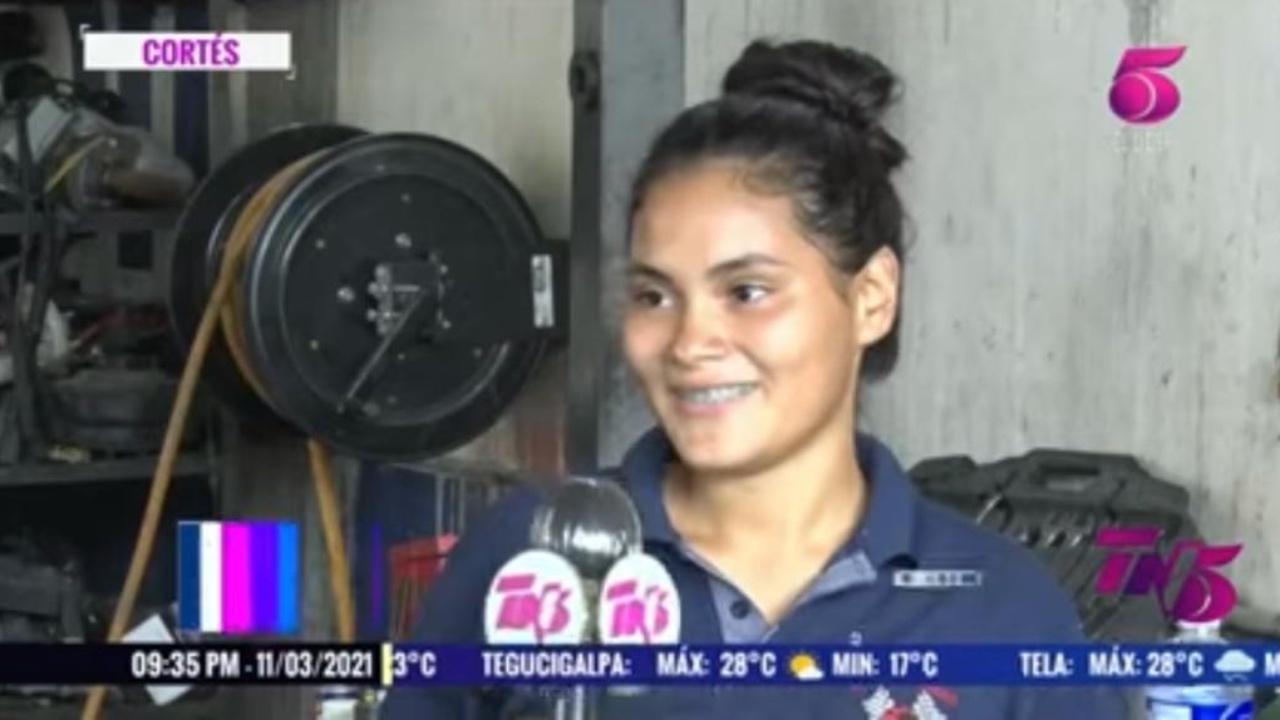 Imagen de Hondureña destaca con su trabajo en un taller mecánico, mira lo que hace
