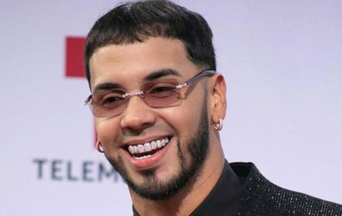 Imagen de Anuel AA presume su nueva dentadura con más diamantes y le llueven las críticas