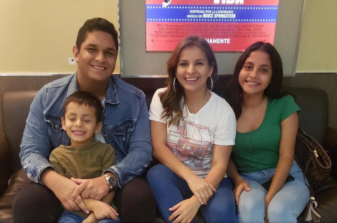 Imagen Principal de Nota: Cristina Rodríguez es sorprendida por su hijo menor con hermoso regalo por el Día de las Madre, además pidió a los hondureños cuidar a sus mamás
